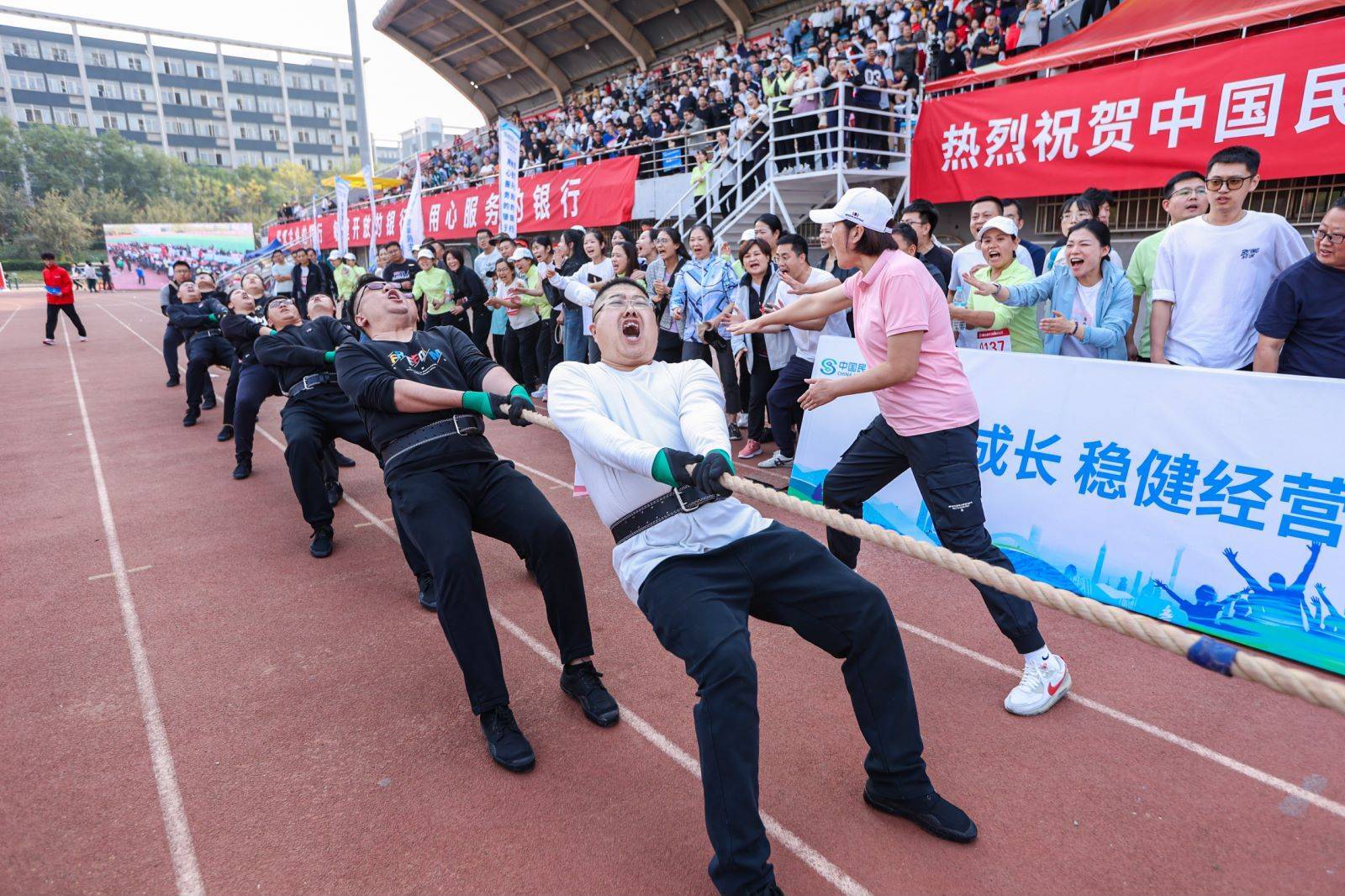 丹麦运动员勇攀高峰，闪耀赛场