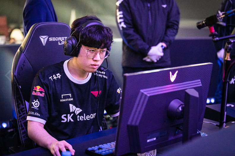 JDG横扫GEN，Deft成为全场焦点入围赛3:1（柏林）
