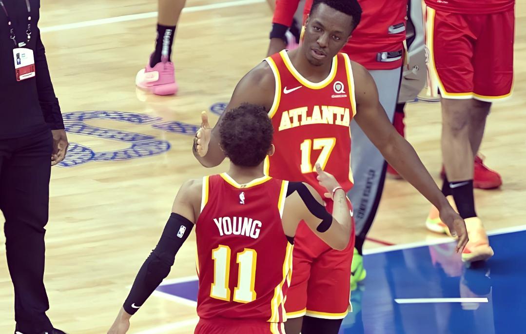 老鹰后卫在压哨球命中,帮助球队取得必胜 老鹰后卫在压哨球命中,帮助球队取得必胜