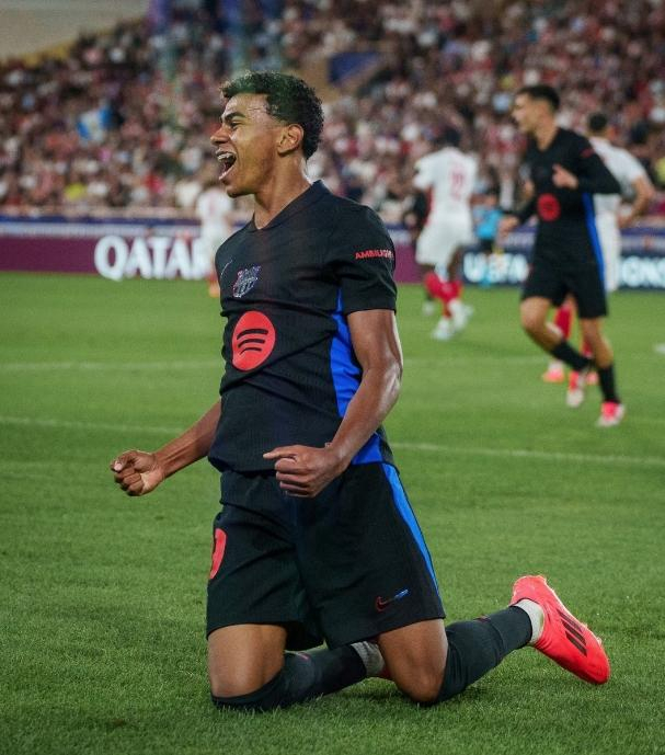 欧冠半决赛之夜，莱万舞台越大越强