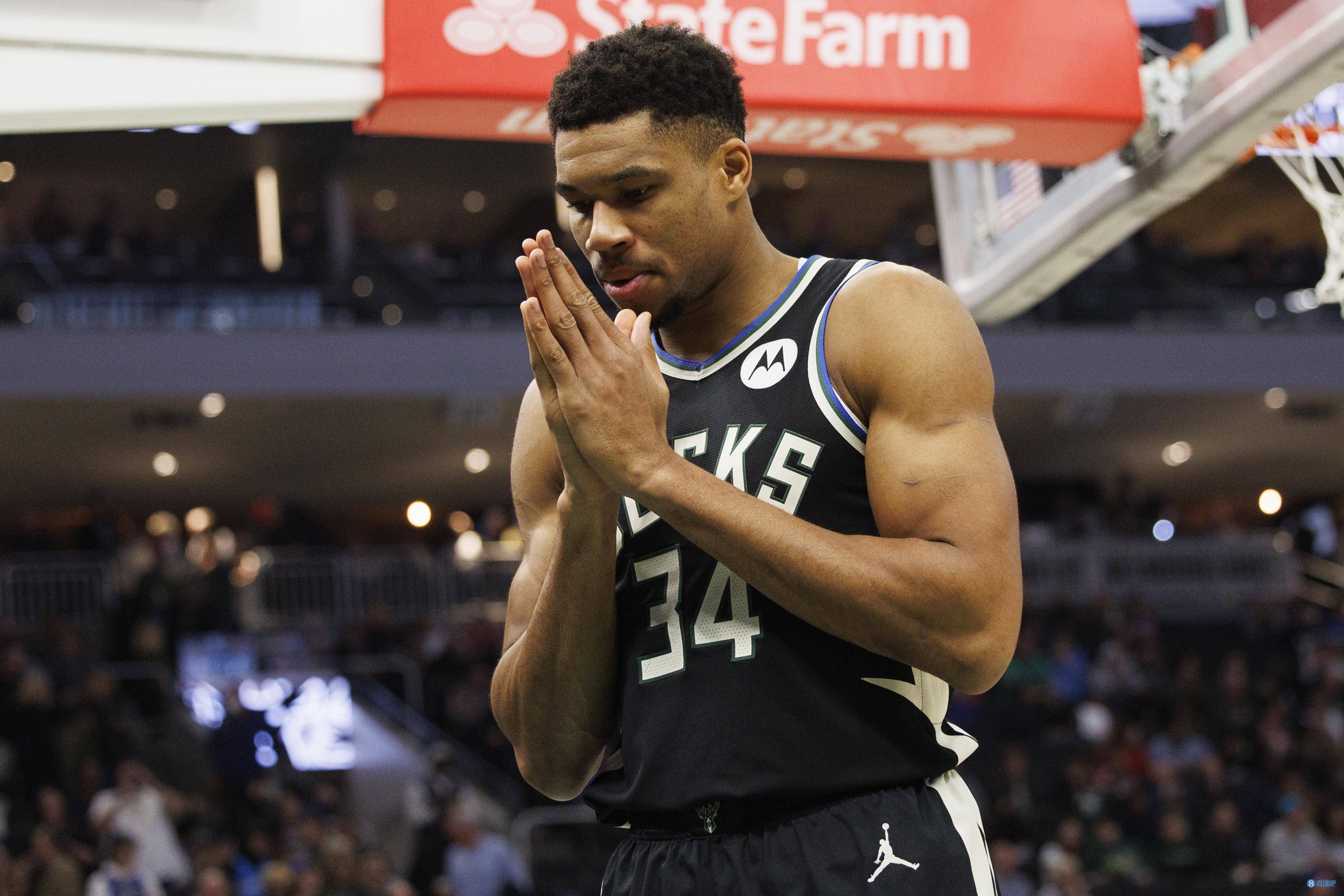 爵士险胜黄蜂,字母哥成为关键先生 爵士险胜黄蜂,字母哥成为关键先生